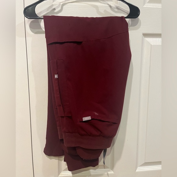 XL FIGS Catarina 1 pocket top XL FIGS Kade Cargo pant in Burgundy. STAIN on pant - Picture 3 of 6